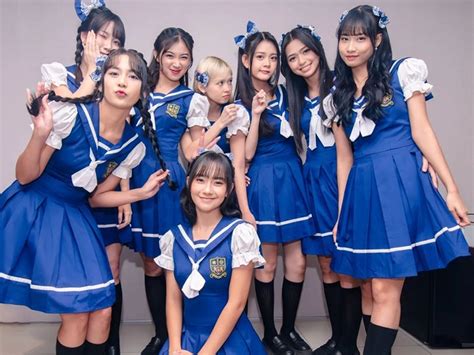 Lirik Seventeen JKT48, Lagu Galau yang Catchy Banget! - Inspirasi Shopee