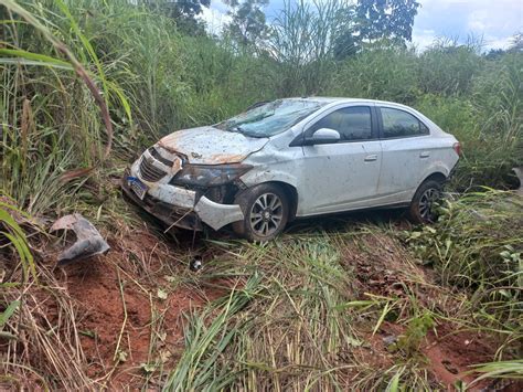 Suspeitos De Tentar Latroc Nio Contra Policial Aposentado Capotam Carro