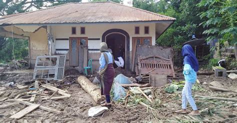 Indonesia Landslides Death Toll Rises To 119 Dozens Missing