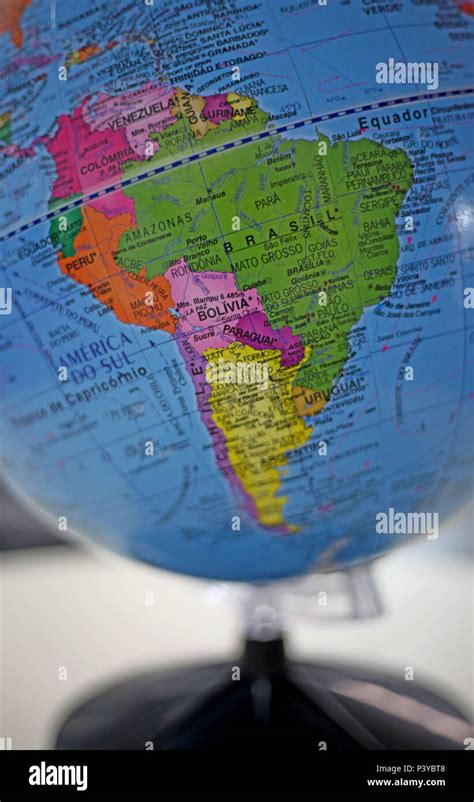 Globo terrestre com os nomos dos países em português Stock Photo - Alamy