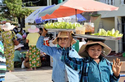 Vendeuses Ambulantes Kyaik Hti Yo Rocher D Or Sud Est Du Myanmar