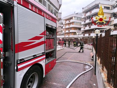 Messina Incendio In Un Deposito Di Materiale Elettrico Intervengono I