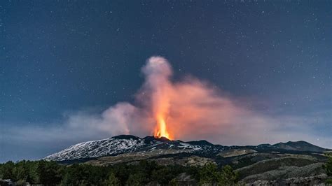 Una nueva erupción del Etna provoca el cierre parcial del aeropuerto de