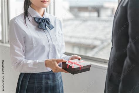 バレンタインデーにチョコレートを渡す女性と男性 Stock Foto Adobe Stock