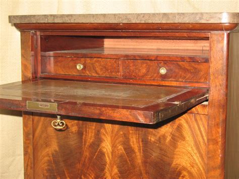 Proantic Petite commode secrétaire en acajou flammé époque Restaurati