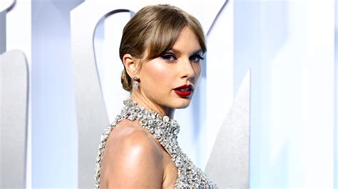 Taylor Swifts Favorite Red Lipstick Is In High Demand And We Must Get