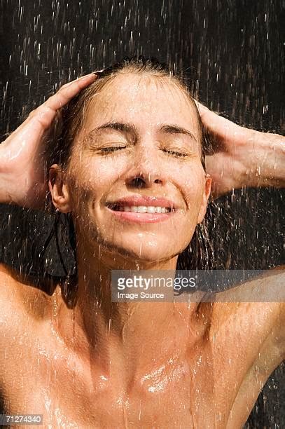 Beautiful Woman In A Shower Washing Her Hair Stockfotos En Beelden Getty Images