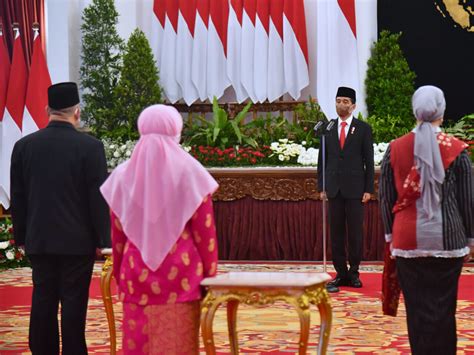 Foto Presiden Jokowi Anugerahkan Gelar Pahlawan Nasional Kepada Lima