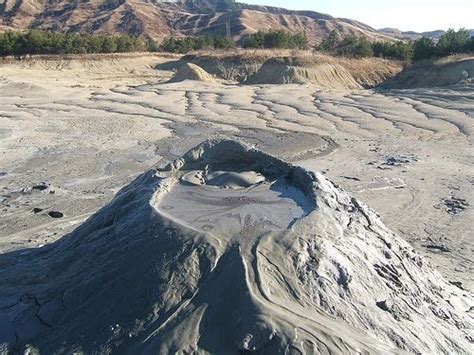 La Mitad Del Camino Los Volcanes De Barro Una Maravilla De La