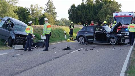 Frontalzusammensto Bei Hochdorf Zwei Menschen Nach Unfall In Auto