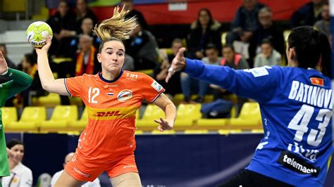 Handbalsters Winnen Ruim Van Montenegro En Zijn Zeker Van Direct Wk