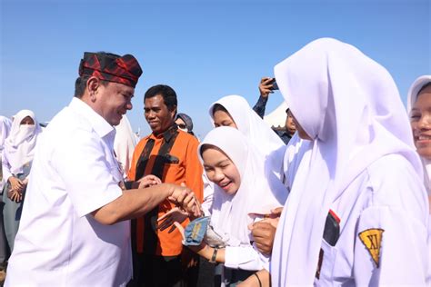 Pj Gubernur Sultra Ke Wakatobi Serahkan Dana Hibah Masjid Hingga Gelar