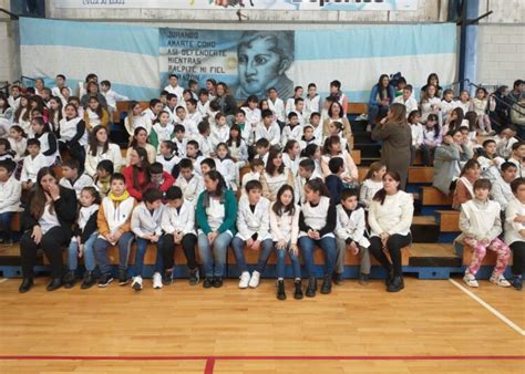 Los Niños De 4to Grado De Las Escuelas Del Distrito Juraron Lealtad A