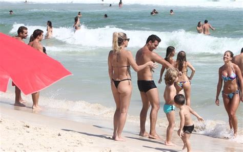 EGO Danielle Winits tem dia de praia namorado e filho notícias