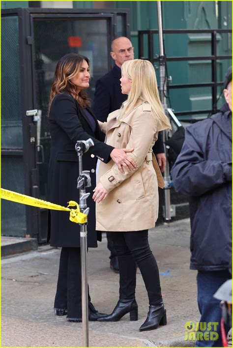 Mariska Hargitay And Christopher Meloni Reunite With Kelli Giddish For Svu Season Finale Filming