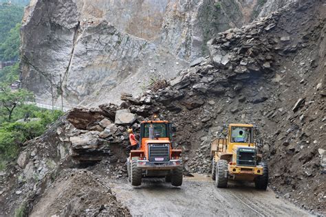 बाढीपहिरोले देशभरका ६ राजमार्ग पूर्णरूपमा अवरुद्ध १९ वटामा एकतर्फी