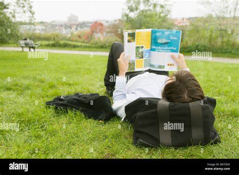 Hombre Tumbado En El C Sped Leyendo Una Revista Fotograf A De Stock Alamy