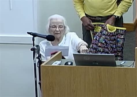 Watch 100 jährige Grossmutter kämpft GEGEN das Verbot von Büchern GAY CH Alles bleibt anders