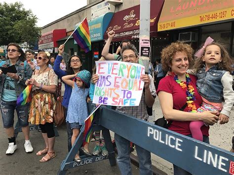 Desfile del Orgullo Gay cumple años a ritmo latino Queens Latino