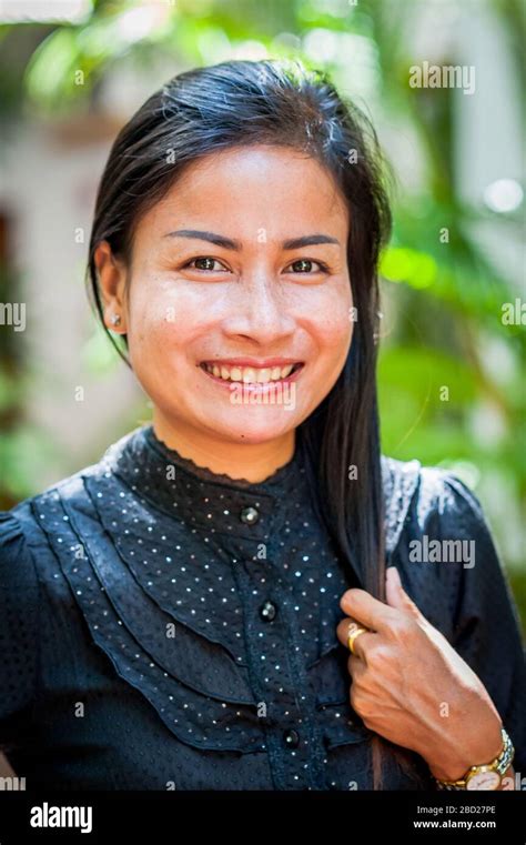 Belle Femme Cambodgienne Banque Dimage Et Photos Alamy