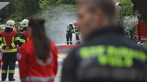 Chlorgasaustritt Feuerwehren Bei Gefahrstoffeinsatz Im Freibad In Wels