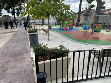 Les obres d actuació en la zona verda de la Plaça de les Escoles de