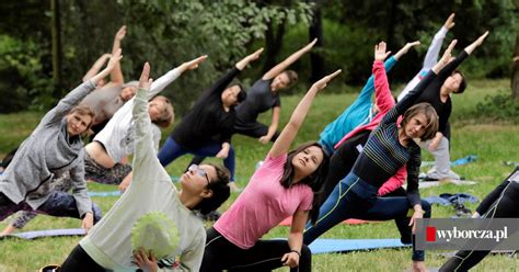 Joga W Parku Glazja Przez Ca E Wakacje Torunianie Wicz I Pomagaj