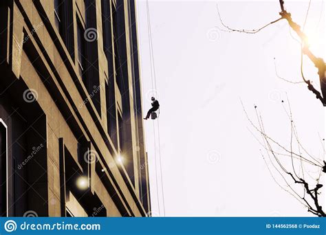 Trabajador Que Limpia Servicio Al Aire Libre De Las Ventanas En El Alto