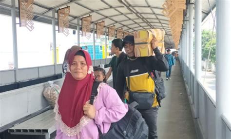 H 6 Lebaran Penumpang Pejalan Kaki Masih Memenuhi Pelabuhan Bakauheni