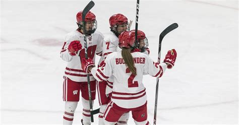 Wisconsin Womens Hockey Badgers Split Border Battle Buckys 5th Quarter