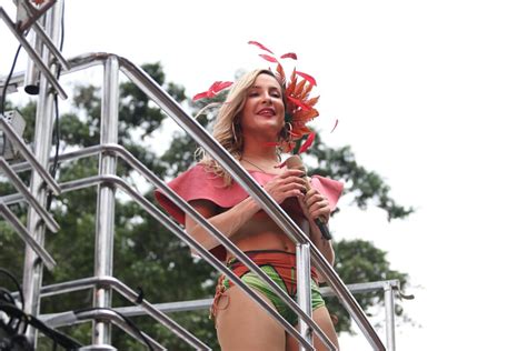 Foto Claudia Leitte Prometeu Animar Os Foli Es De Sp Vou Jogar Duro