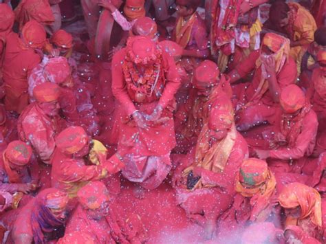 Laddu Holi In Ladli Ji Temple Of Barsana Mathura बरसाने की होली के