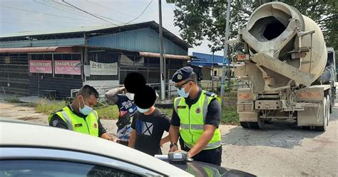 East Coast Lorry Drivers Go On Strike Blaming Jpj For Unfair