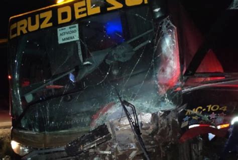 Choque Frontal De Bus Interprovincial Y Auto Deja Cinco Fallecidos En