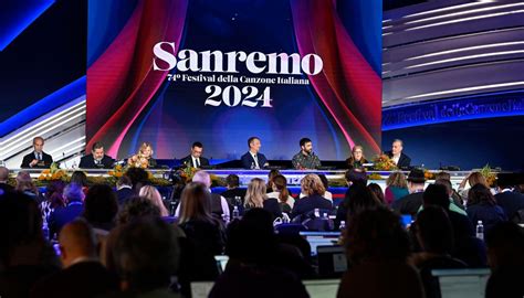 Amadeus E Marco Mengoni Cantano Bella Ciao In Conferenza Stampa Enrico