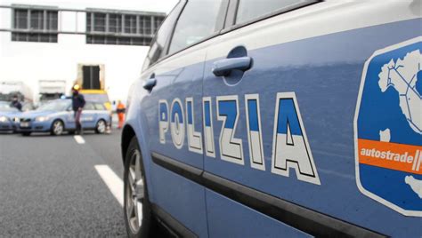 Auto Guidata Da Un Enne Esce Di Strada Nel Mantovano Muore La Madre