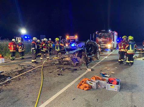 Schwerer Verkehrsunfall Mit Mehreren PKW Erfordert 2 Tote