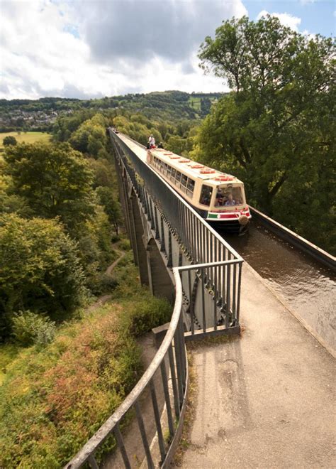 Canal boat holidays in Wales | Visit Wales