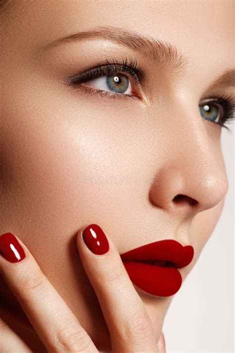 Labios Atractivos Detalle Natural Del Maquillaje De Los Labios De La