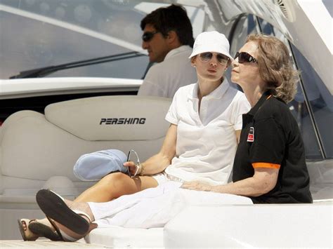 La Infanta Elena Y La Reina Sof A En Bikini Y Ba Ador La Foto Desaparecida Reaparece
