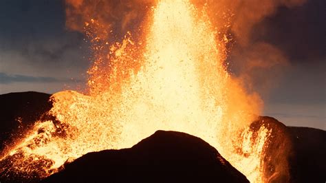 Vulcão volta a entrar em erupção na Islândia