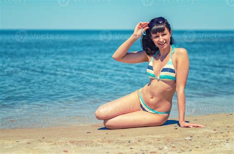 Jeune Belle Fille En Bikini S Asseoir Sur La Plage De Sable 6412592 Photo De Stock Chez Vecteezy