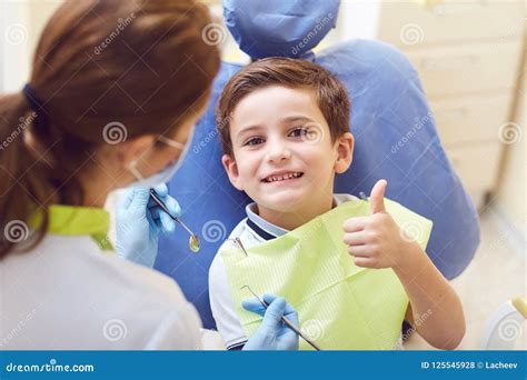 Un Enfant Avec Un Dentiste Dans Un Bureau Dentaire Photo Stock Image