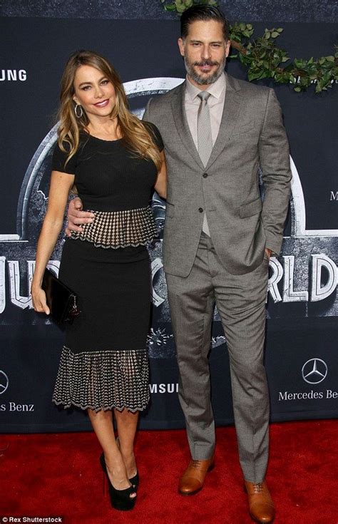 Chris Pratt Shares A Kiss With Anna Faris At Jurassic World Premiere