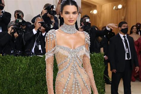 Naked Dress La Tendencia Audaz Que Conquista A Las Celebrities