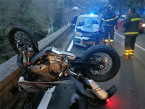 Il Vescovado Incidente A Ravello Moto Contro Auto Giovani In