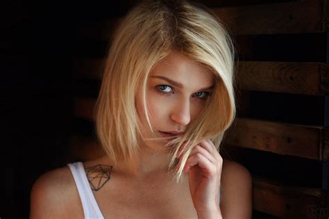 Looking At Viewer Face Eyes Blonde Women Model Portrait Bare