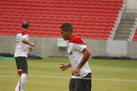 Gilberto não se recupera de entorse e desfalca Inter contra o Caxias