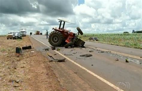 G1 Acidente Entre Carro E Trator Deixa Quatro Feridos Perto De Rio