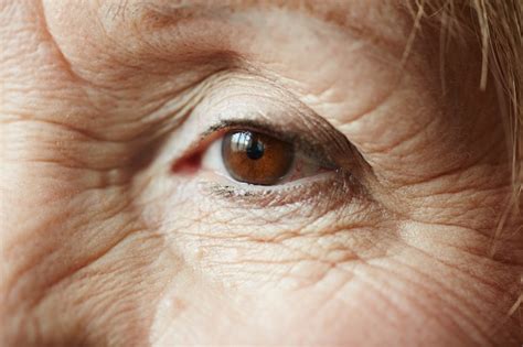 Olhos femininos de mulher idosa Foto Grátis